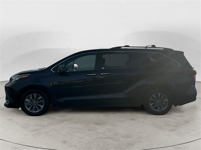 Used 2021 Toyota Sienna XLE image 2