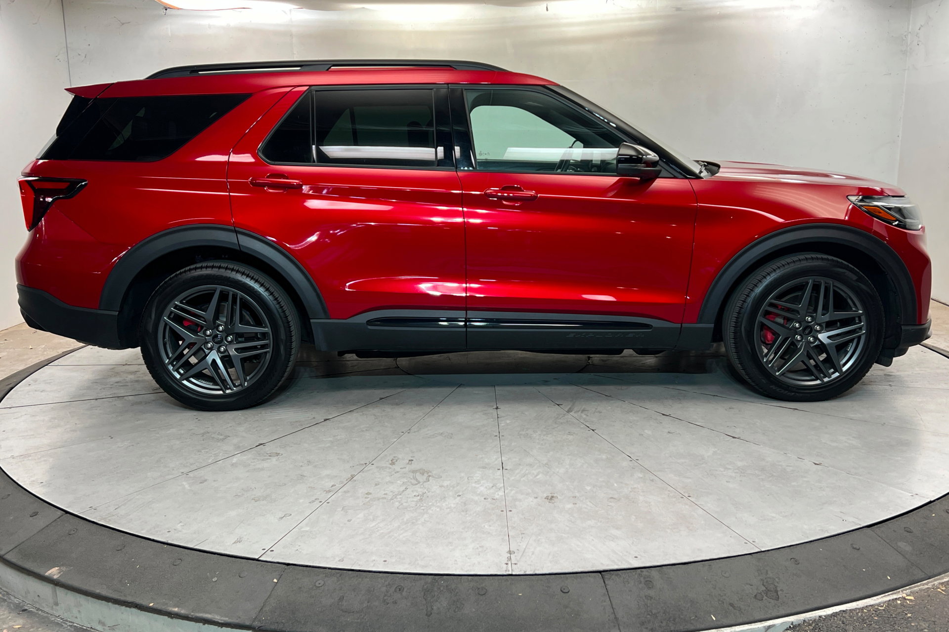 Used 2025 Ford Explorer ST w/ Sun And Sound Package AWD/4WD image 7