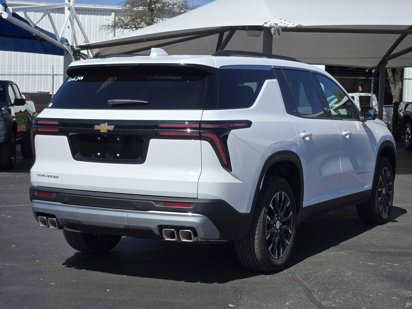 Used 2026 Chevrolet Traverse LT w/ Sun and Wheel Package FWD image 4