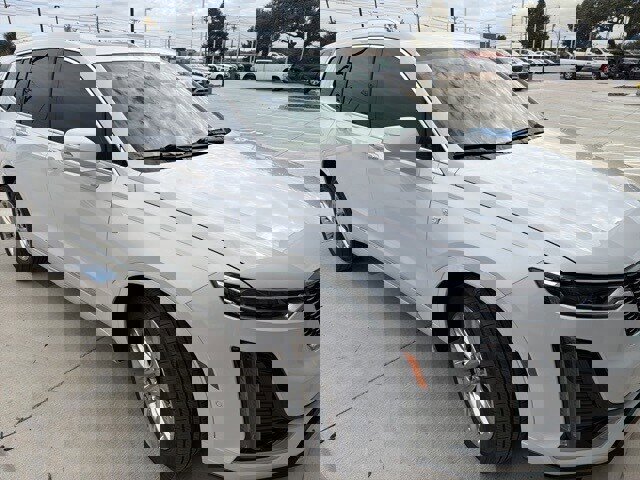 Used 2020 Cadillac XT6 Premium Luxury w/ Platinum Package image 2