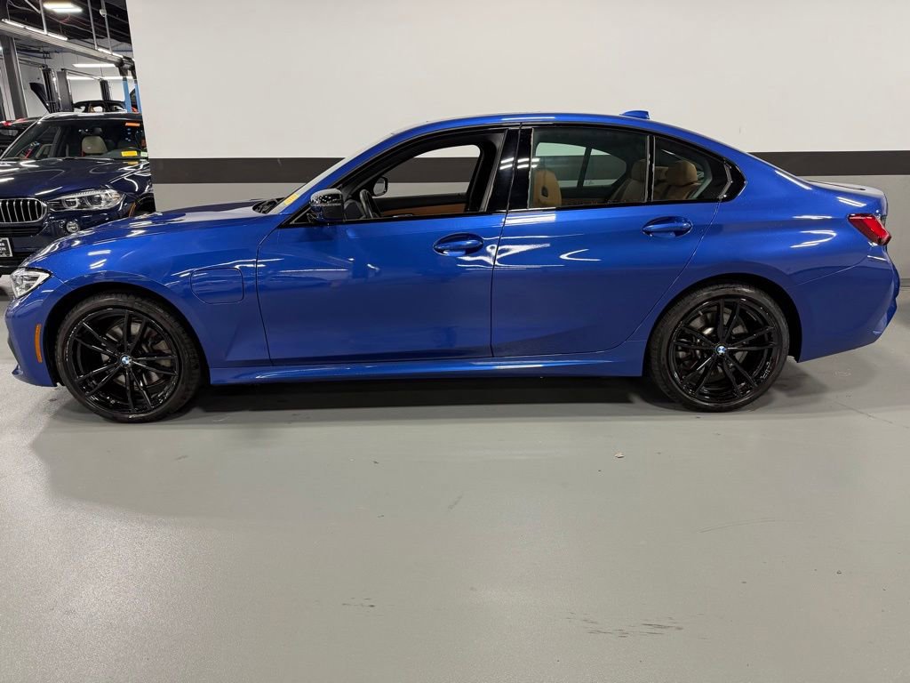 Used 2021 BMW 330e xDrive w/ M Sport Package AWD/4WD image 3