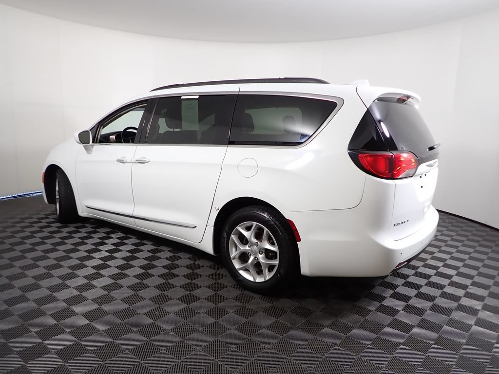 Used 2017 Chrysler Pacifica Touring-L w/ Tire & Wheel Group FWD image 10