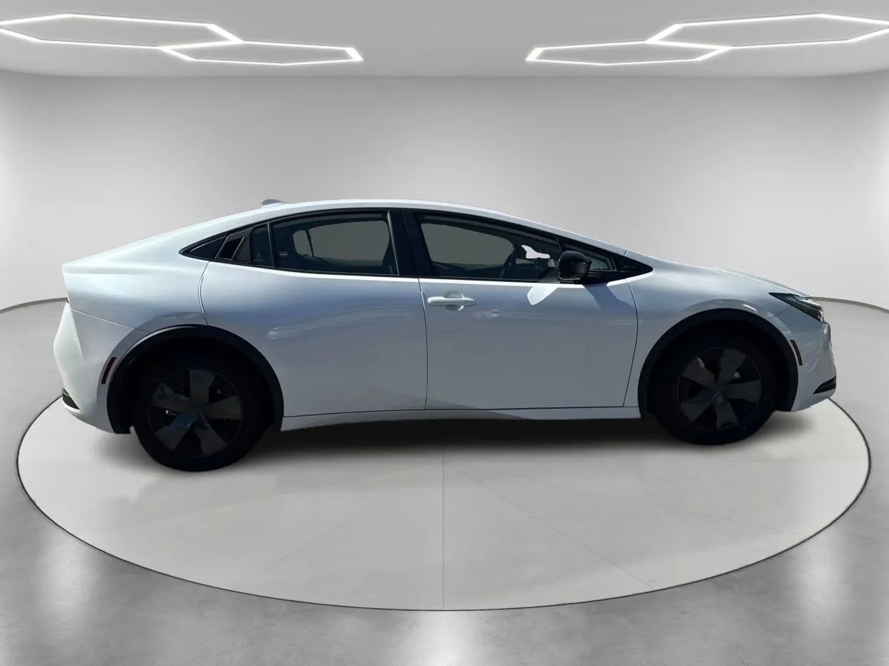 Used 2024 Toyota Prius LE image 4