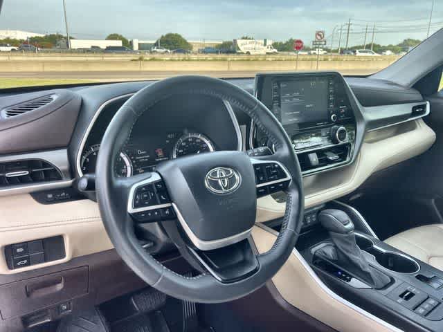 Used 2022 Toyota Highlander XLE AWD/4WD image 15