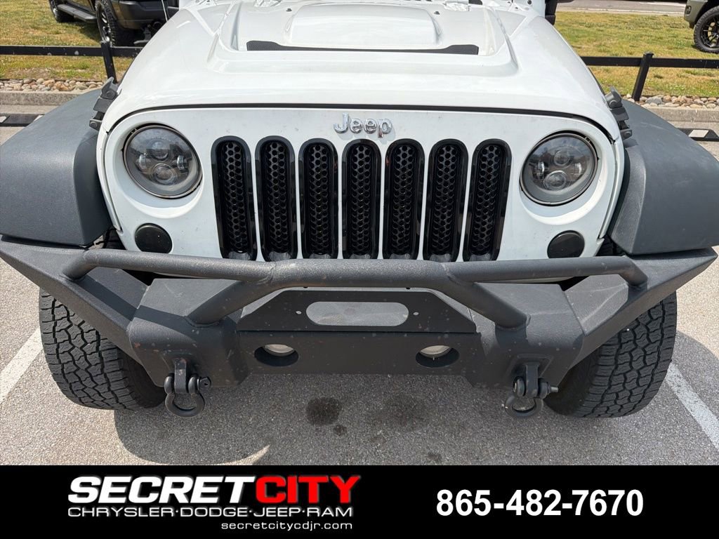 Used 2014 Jeep Wrangler Unlimited Rubicon w/ Connectivity Group AWD/4WD image 2