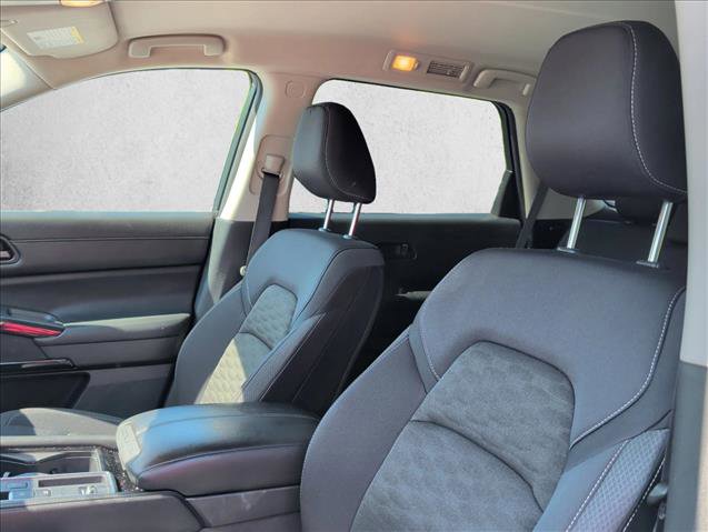 Used 2024 Nissan Pathfinder SV image 11
