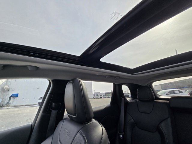 Used 2022 Jeep Cherokee Limited image 11