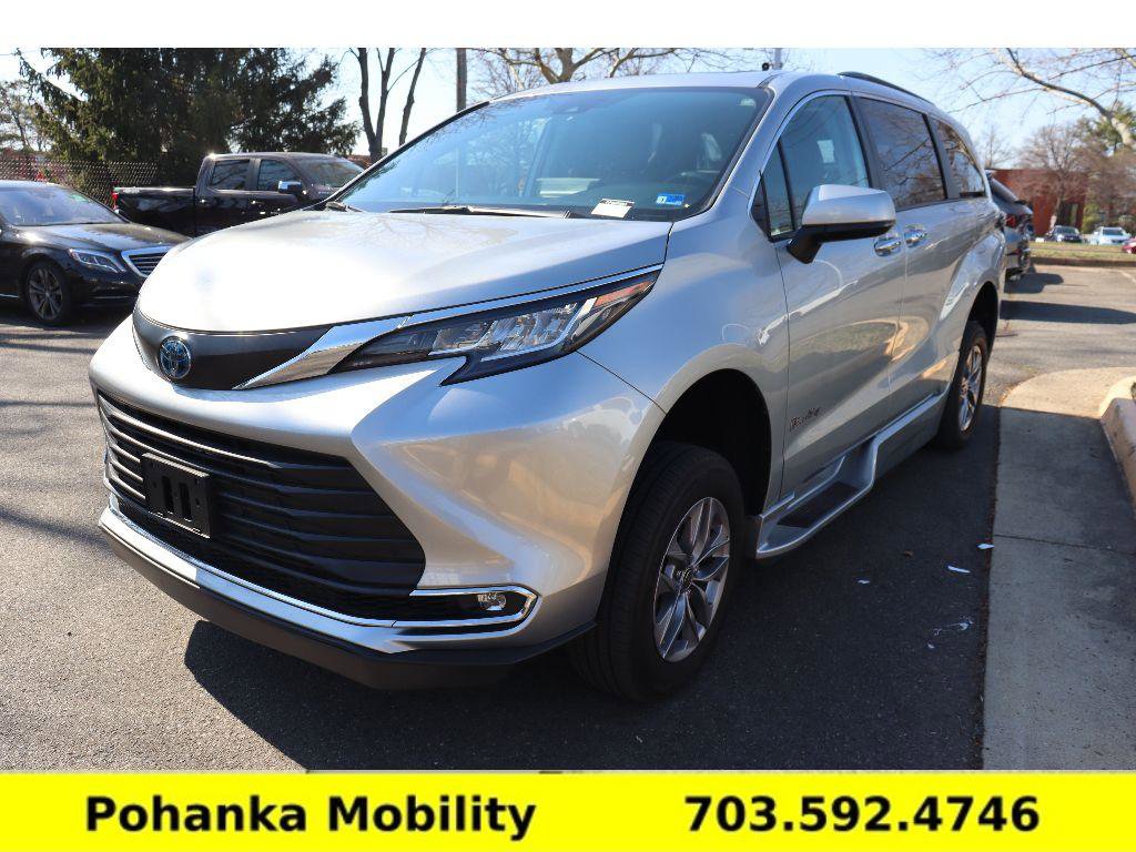 Used 2023 Toyota Sienna XLE w/ XLE Plus Package image 3