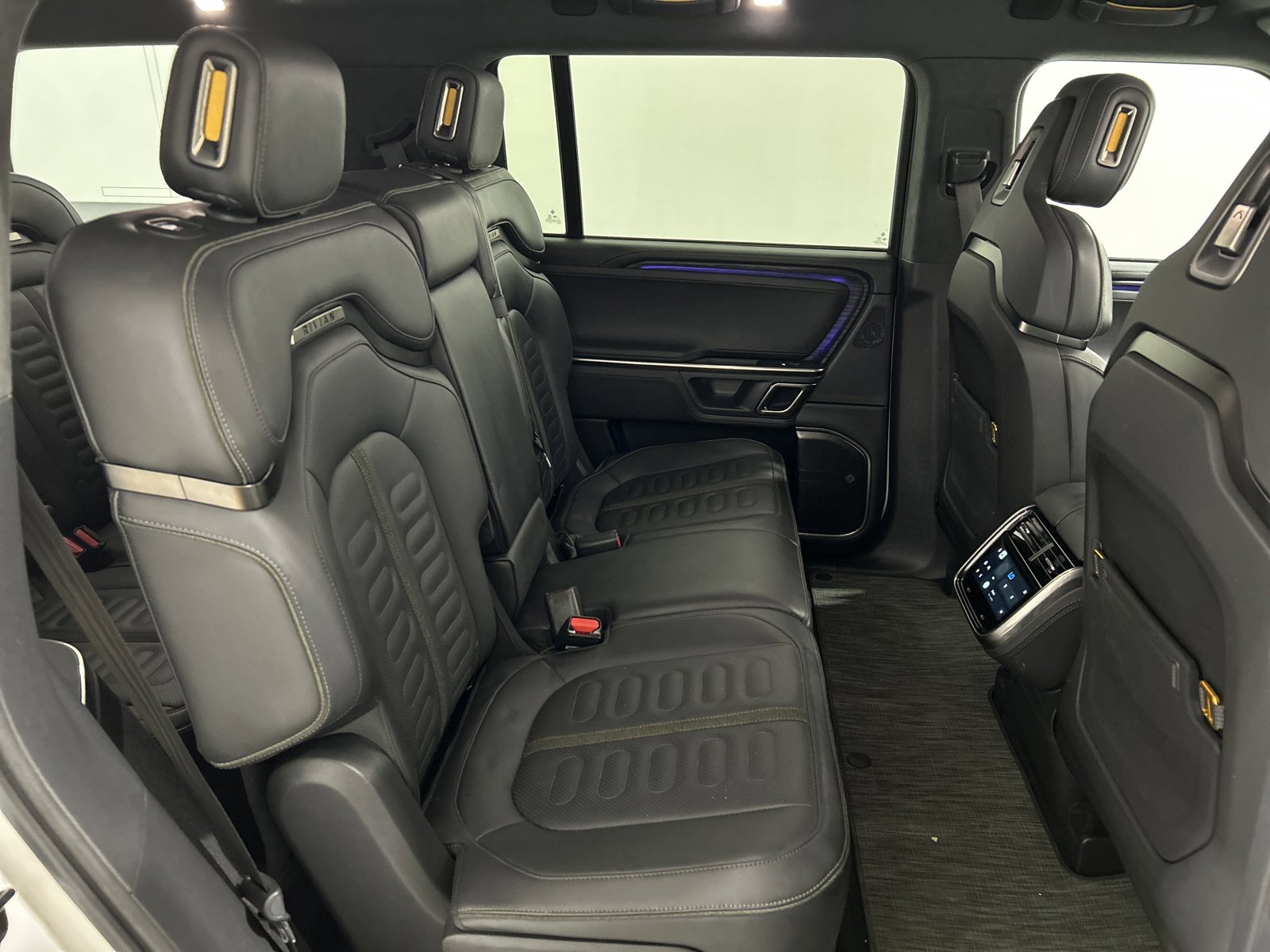 Used 2024 Rivian R1S Adventure image 23