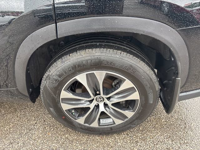 Used 2023 Toyota Highlander XLE AWD/4WD image 5