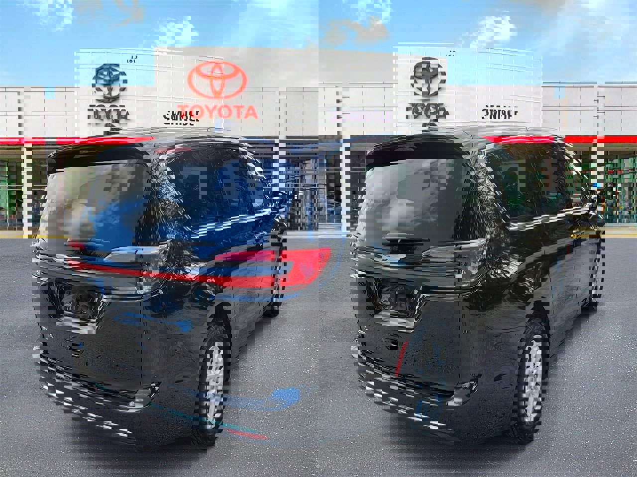 Used 2025 Chrysler Pacifica Select image 3