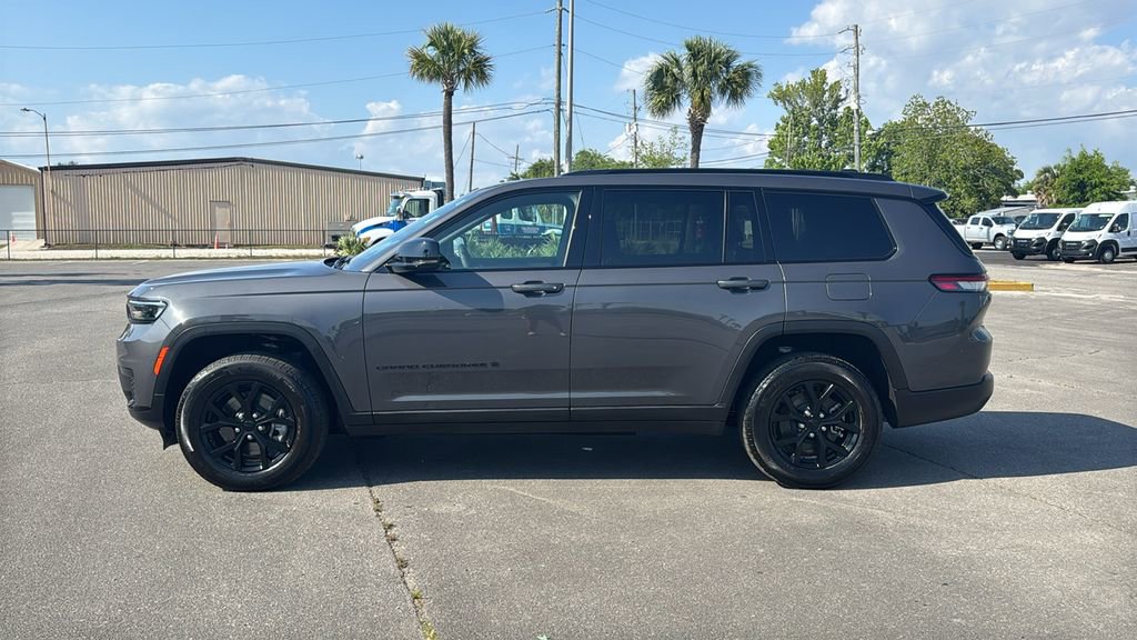 Used 2025 Jeep Grand Cherokee L Altitude AWD/4WD image 3