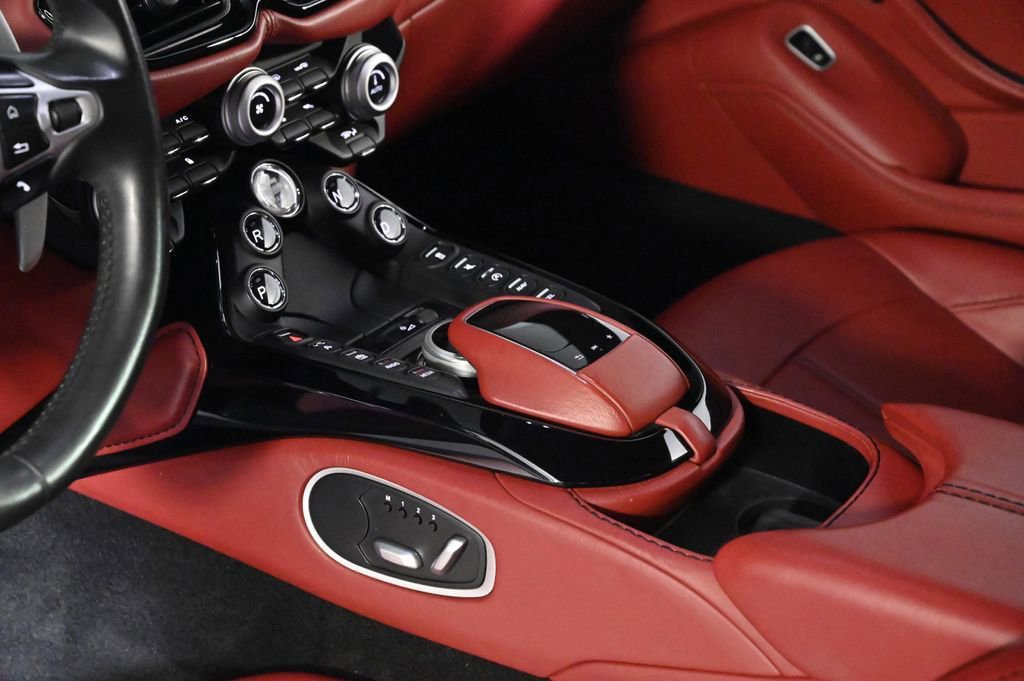 Used 2020 Aston Martin V8 Vantage Coupe image 14