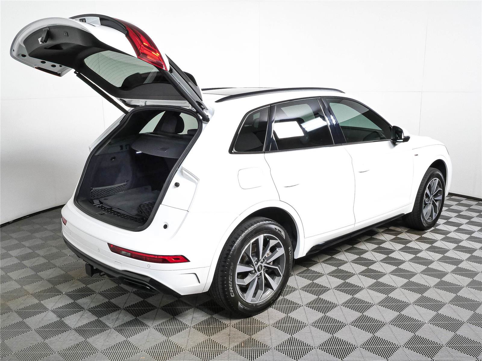 Used 2024 Audi Q5 2.0T Premium w/ Summer of Audi Package AWD/4WD image 24