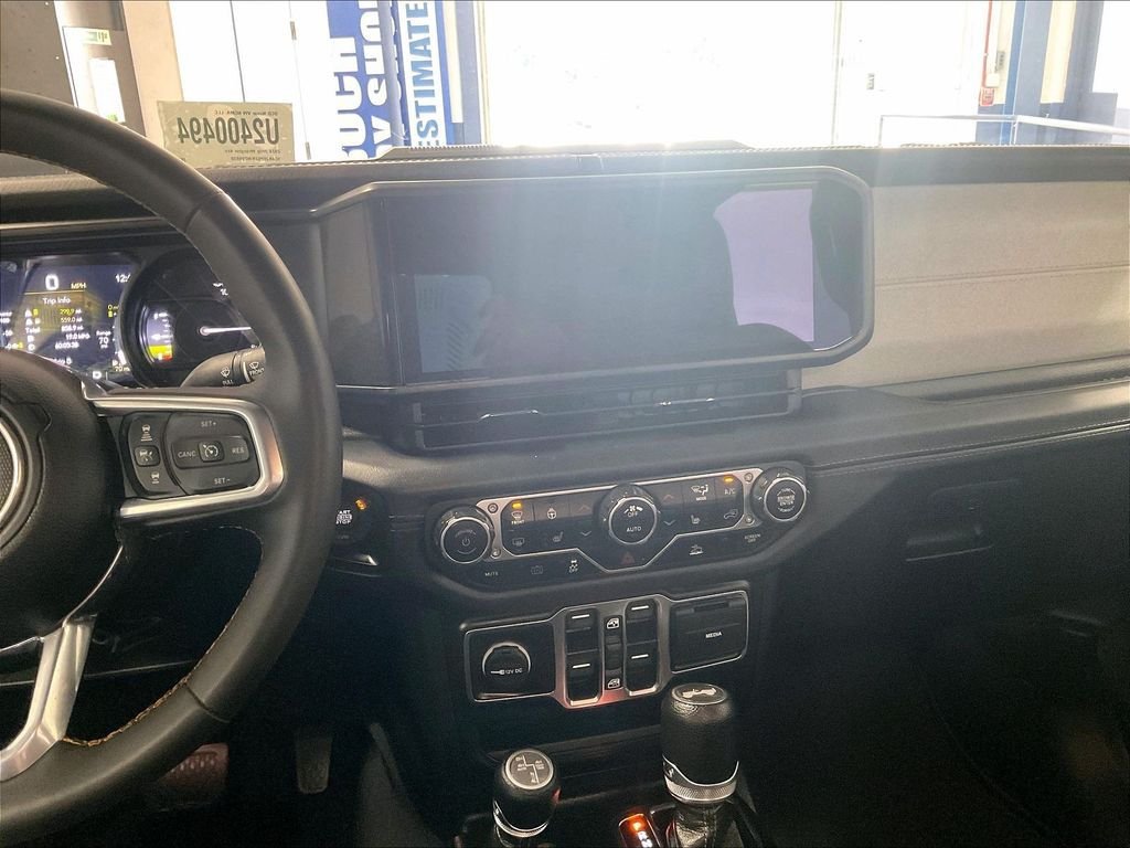Used 2024 Jeep Wrangler Unlimited Sahara AWD/4WD image 18