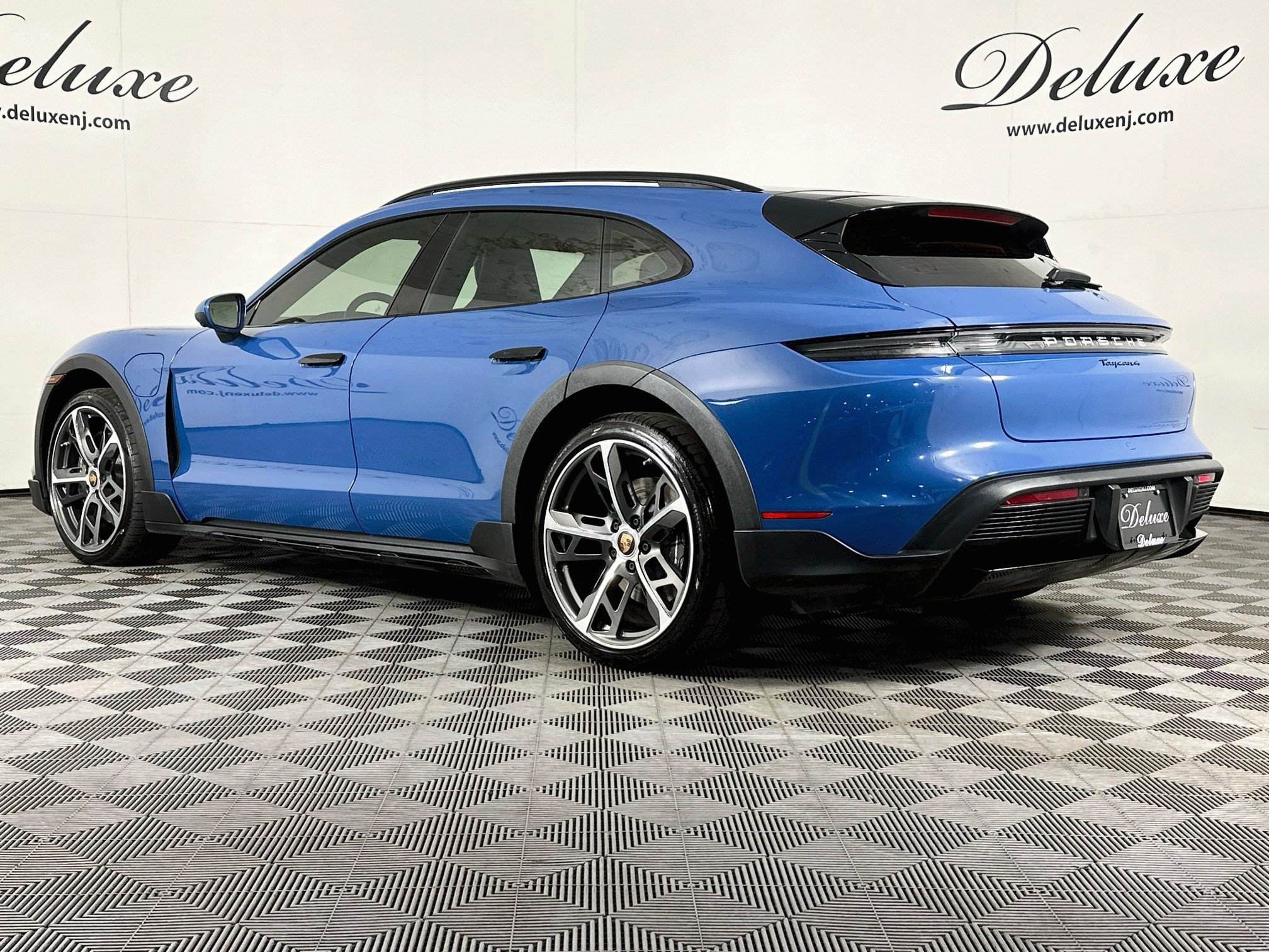 Used 2022 Porsche Taycan 4 Cross Turismo w/ Premium Package AWD/4WD image 4