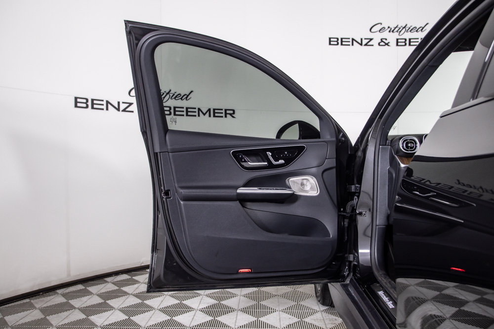 Used 2025 Mercedes-Benz GLC 300 4MATIC w/ AMG Line image 17