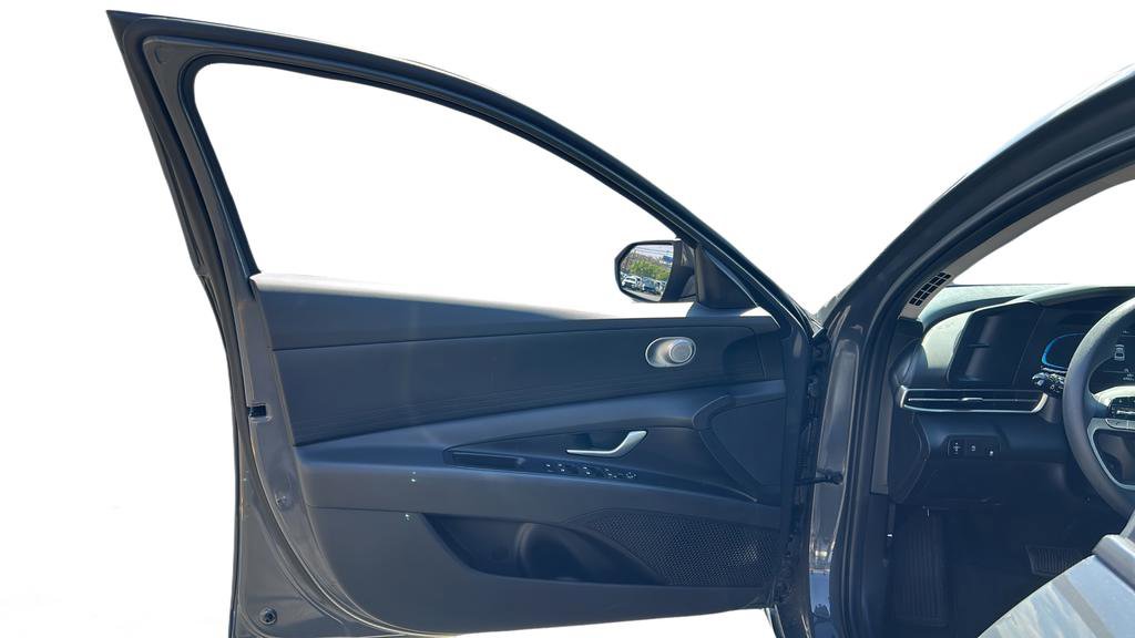 Certified 2025 Hyundai Elantra SE image 9