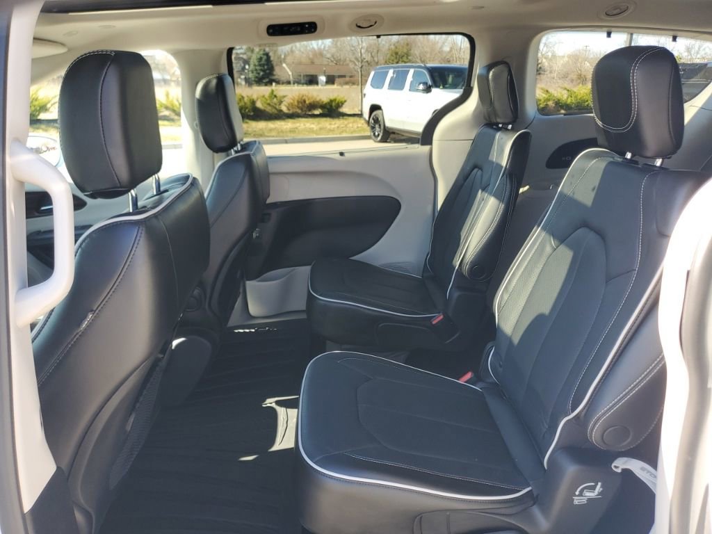 Used 2022 Chrysler Pacifica Limited image 30