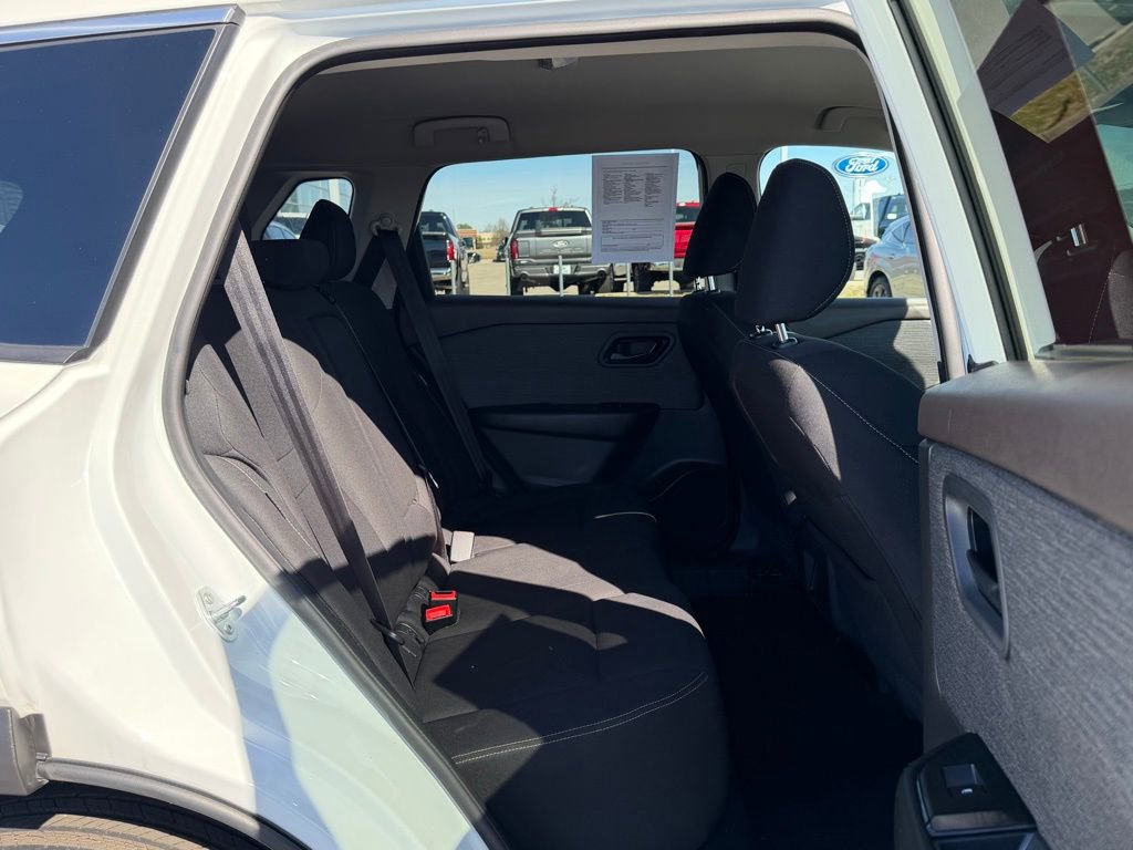 Used 2023 Nissan Rogue S image 17