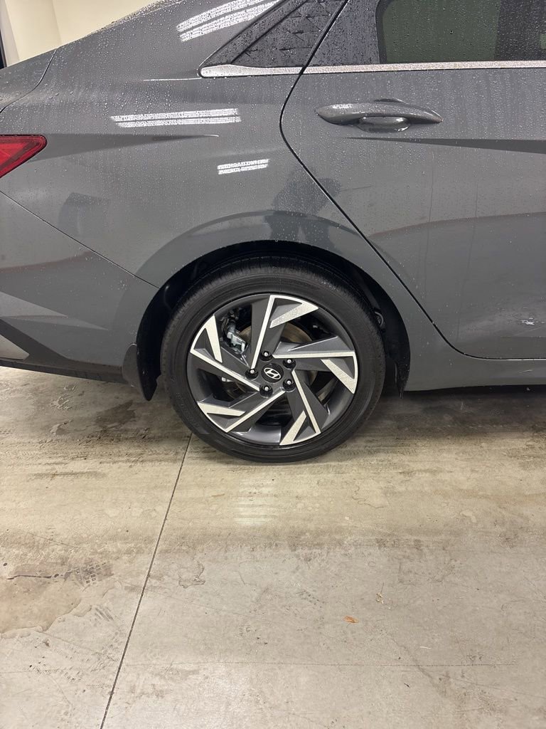 Used 2025 Hyundai Elantra Limited image 32