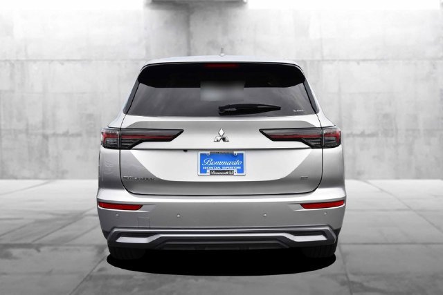 Used 2025 Mitsubishi Outlander AWD image 6