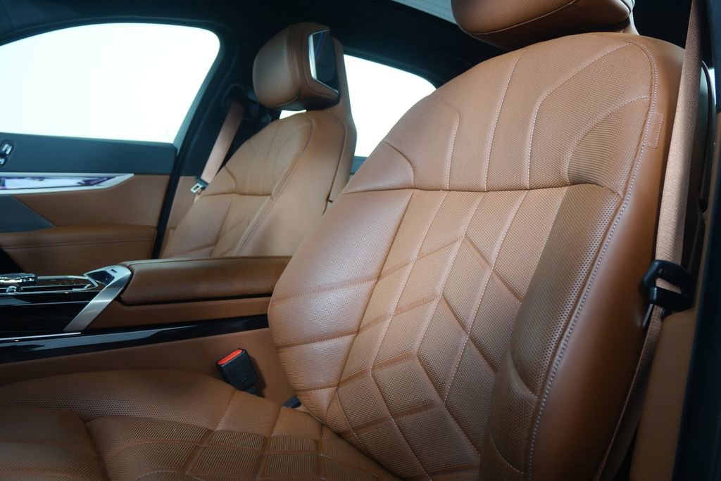 Certified 2025 BMW 740i image 11