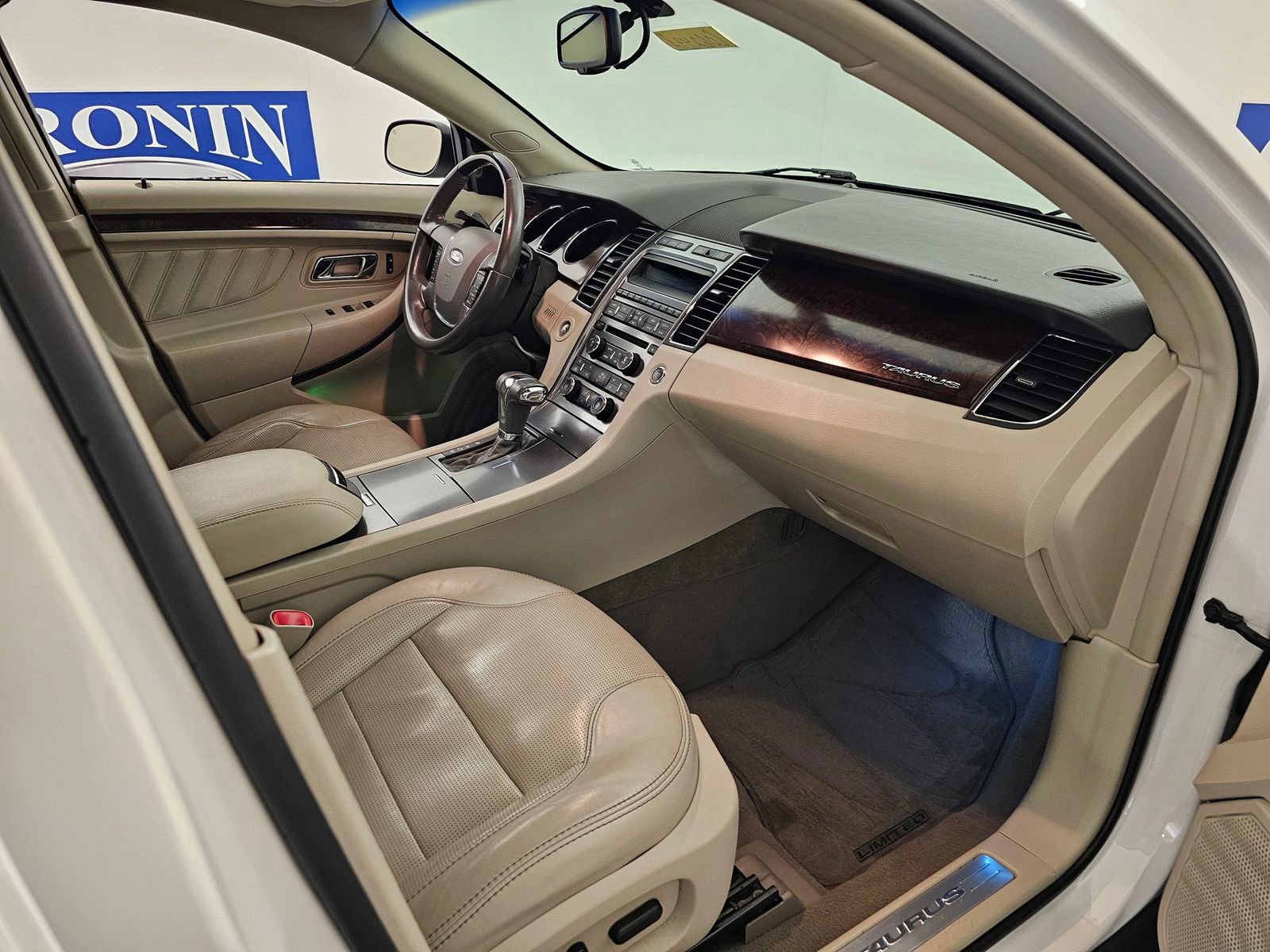 Used 2010 Ford Taurus Limited image 29