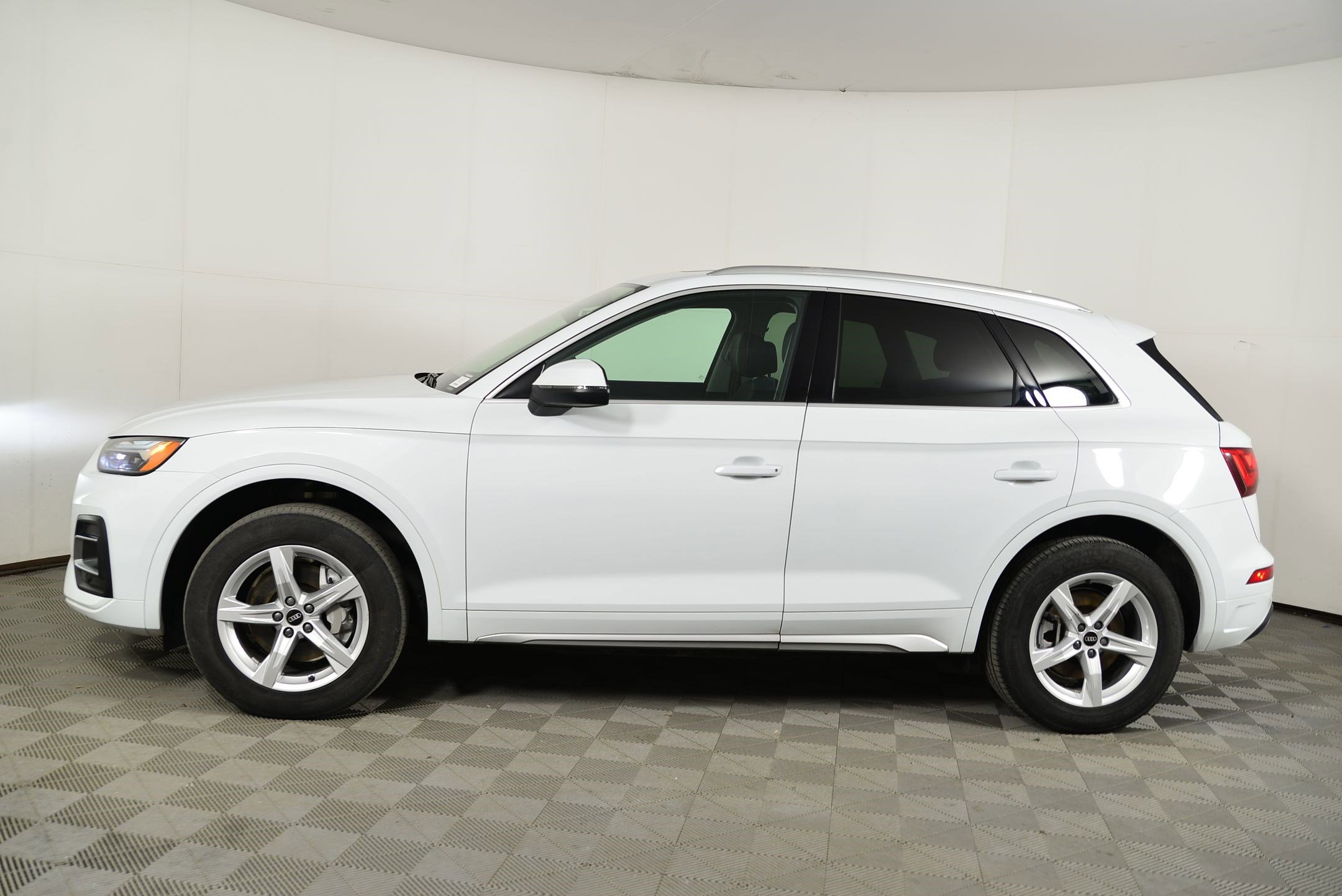 Certified 2023 Audi Q5 Premium w/ Convenience Package AWD/4WD image 2