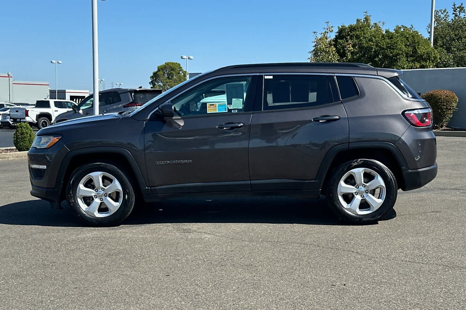 Used 2018 Jeep Compass Latitude w/ Popular Equipment Group FWD image 9