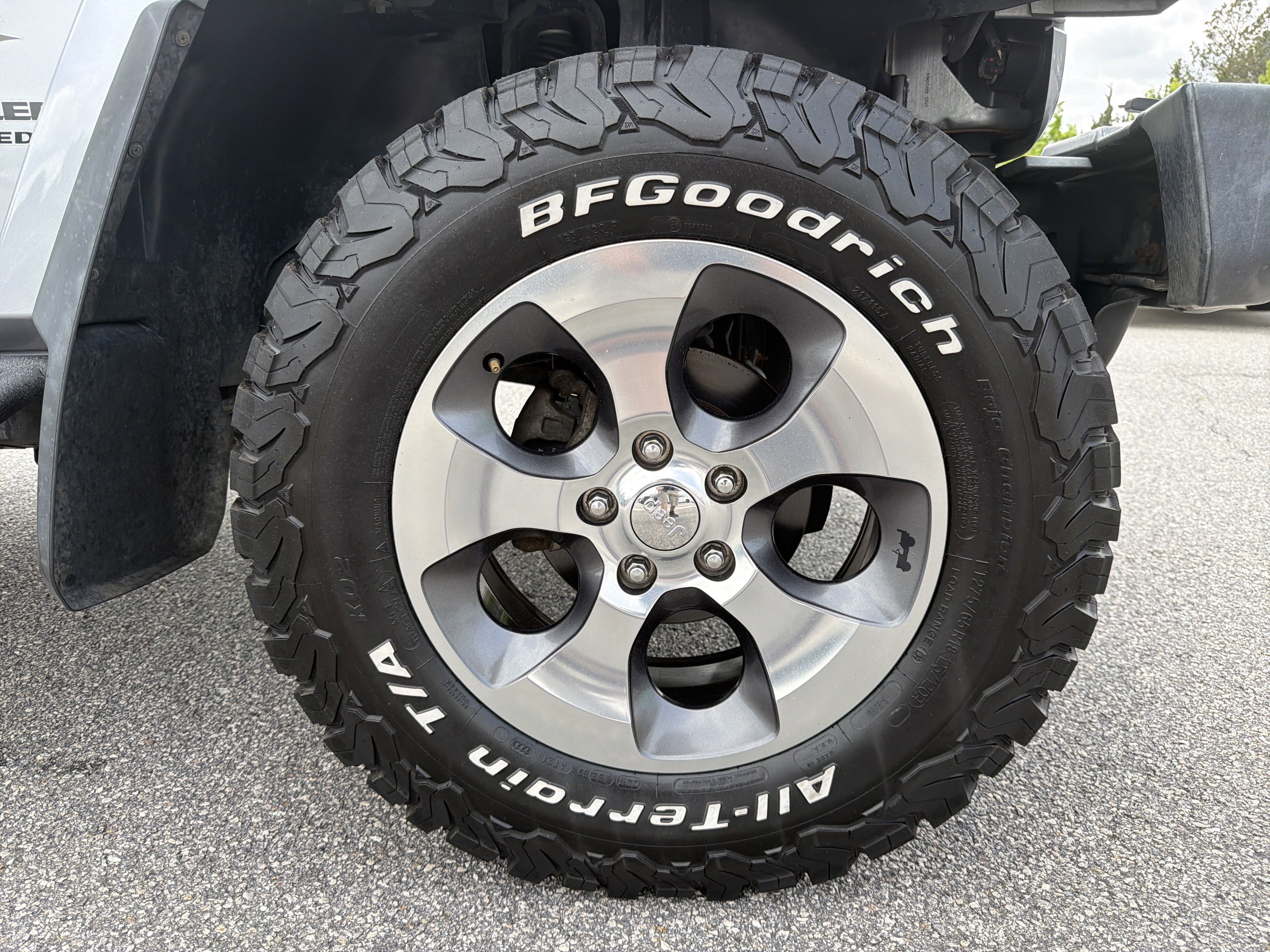 Used 2017 Jeep Wrangler Unlimited Sahara w/ Connectivity Group AWD/4WD image 19