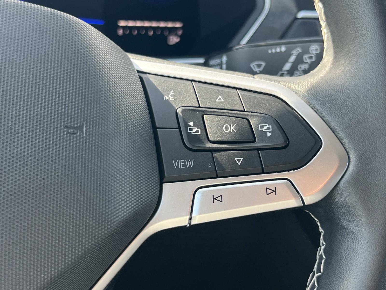 Certified 2022 Volkswagen Tiguan SE image 8