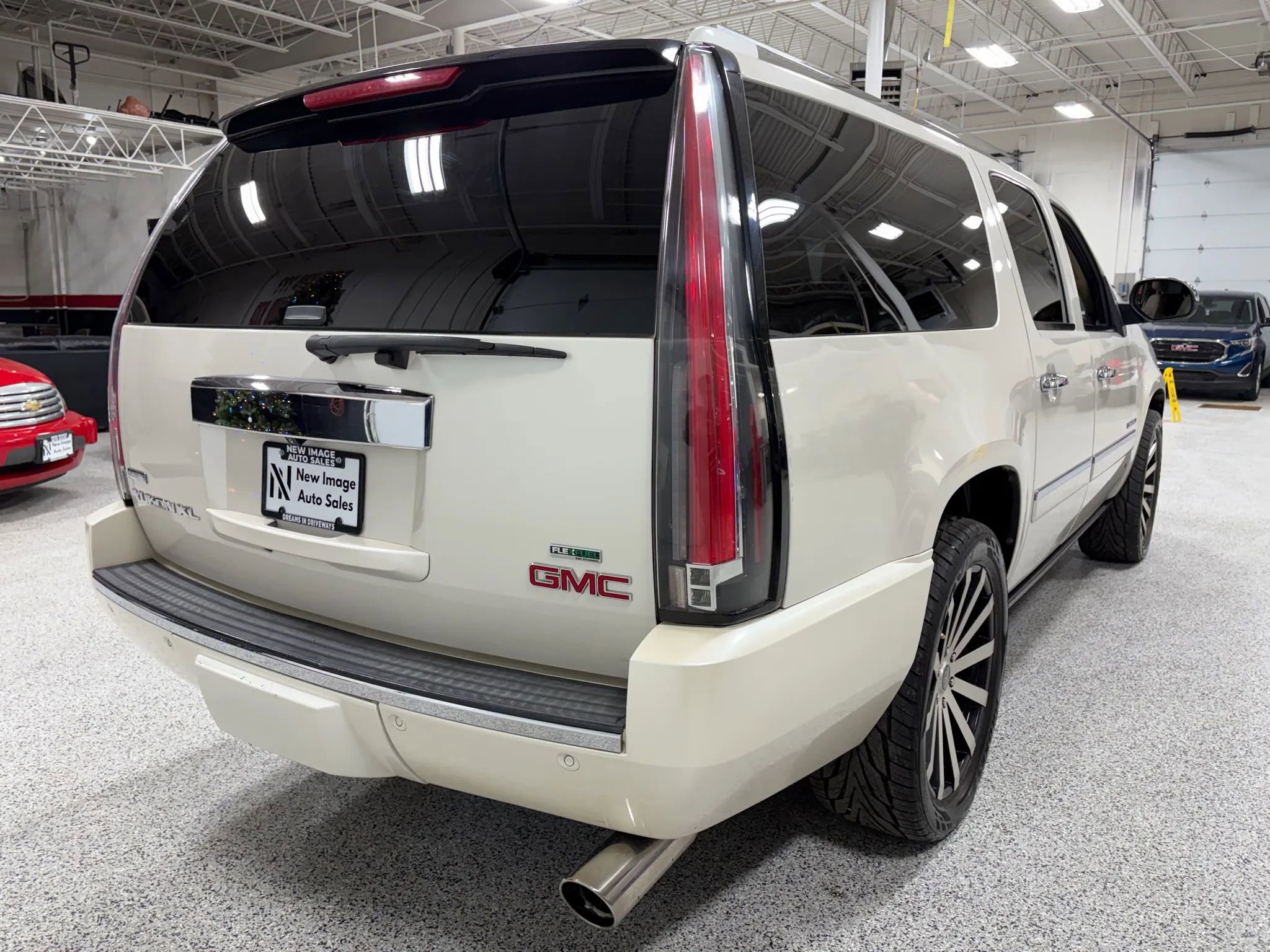Used 2012 GMC Yukon XL Denali image 2