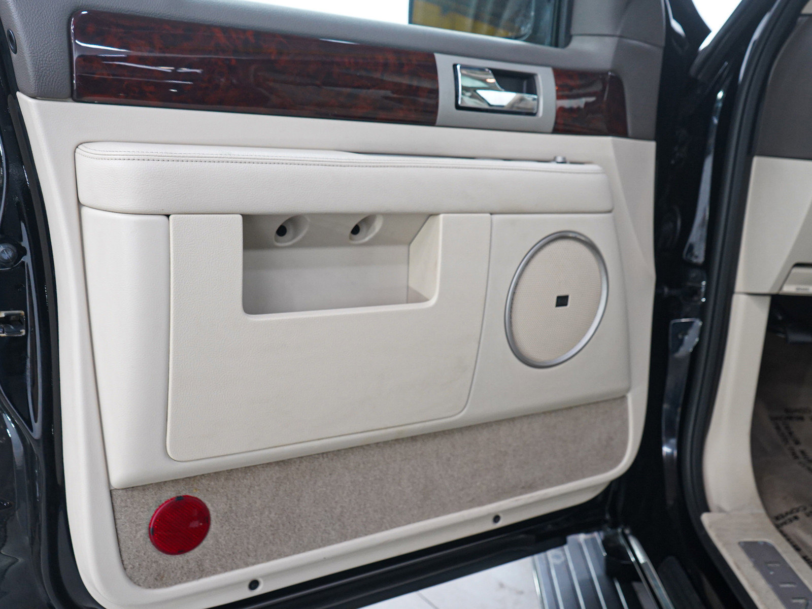 Used 2004 Lincoln Navigator Ultimate AWD/4WD image 22