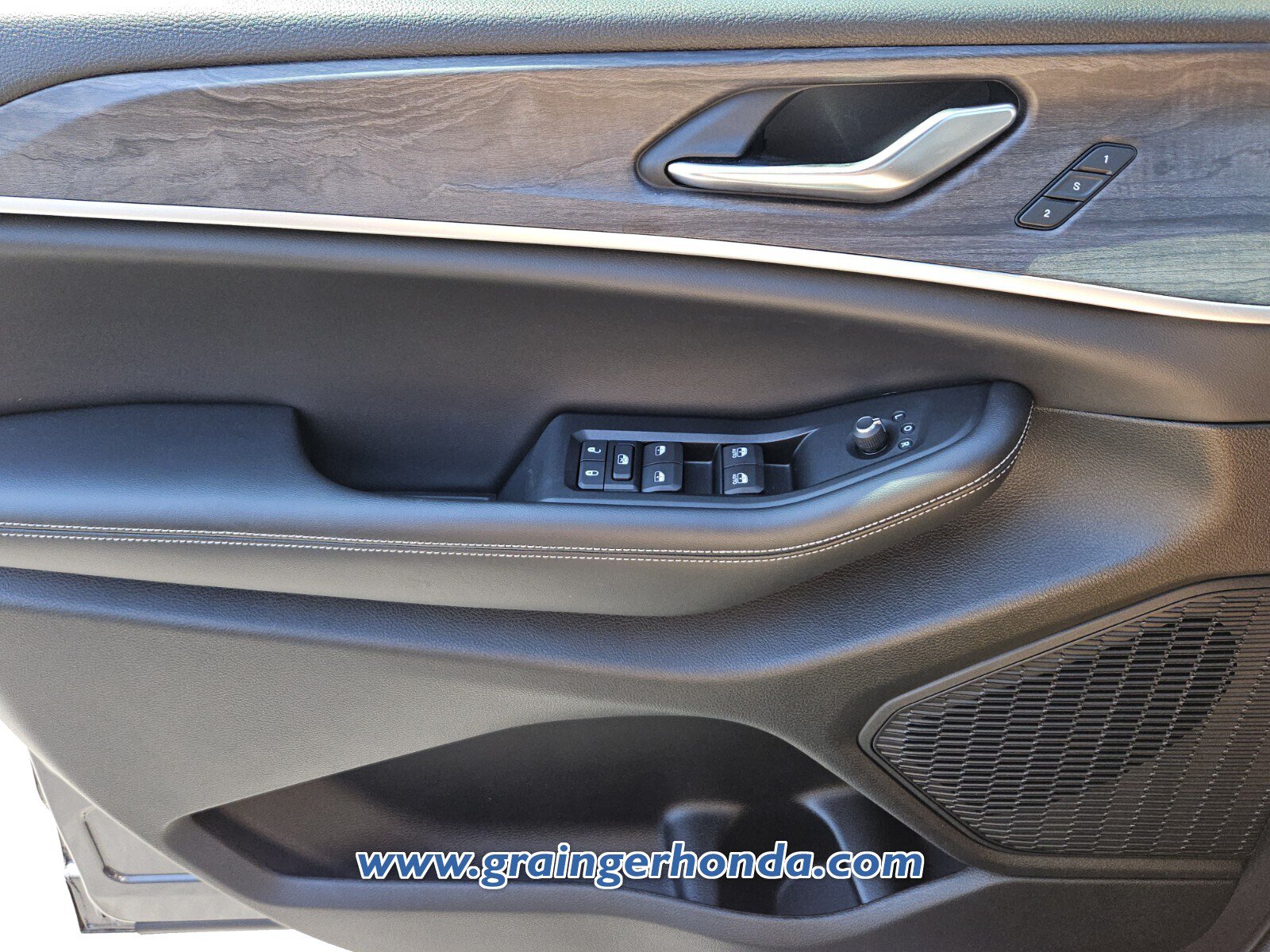 Used 2024 Jeep Grand Cherokee Limited w/ Black Appearance Package AWD/4WD image 23