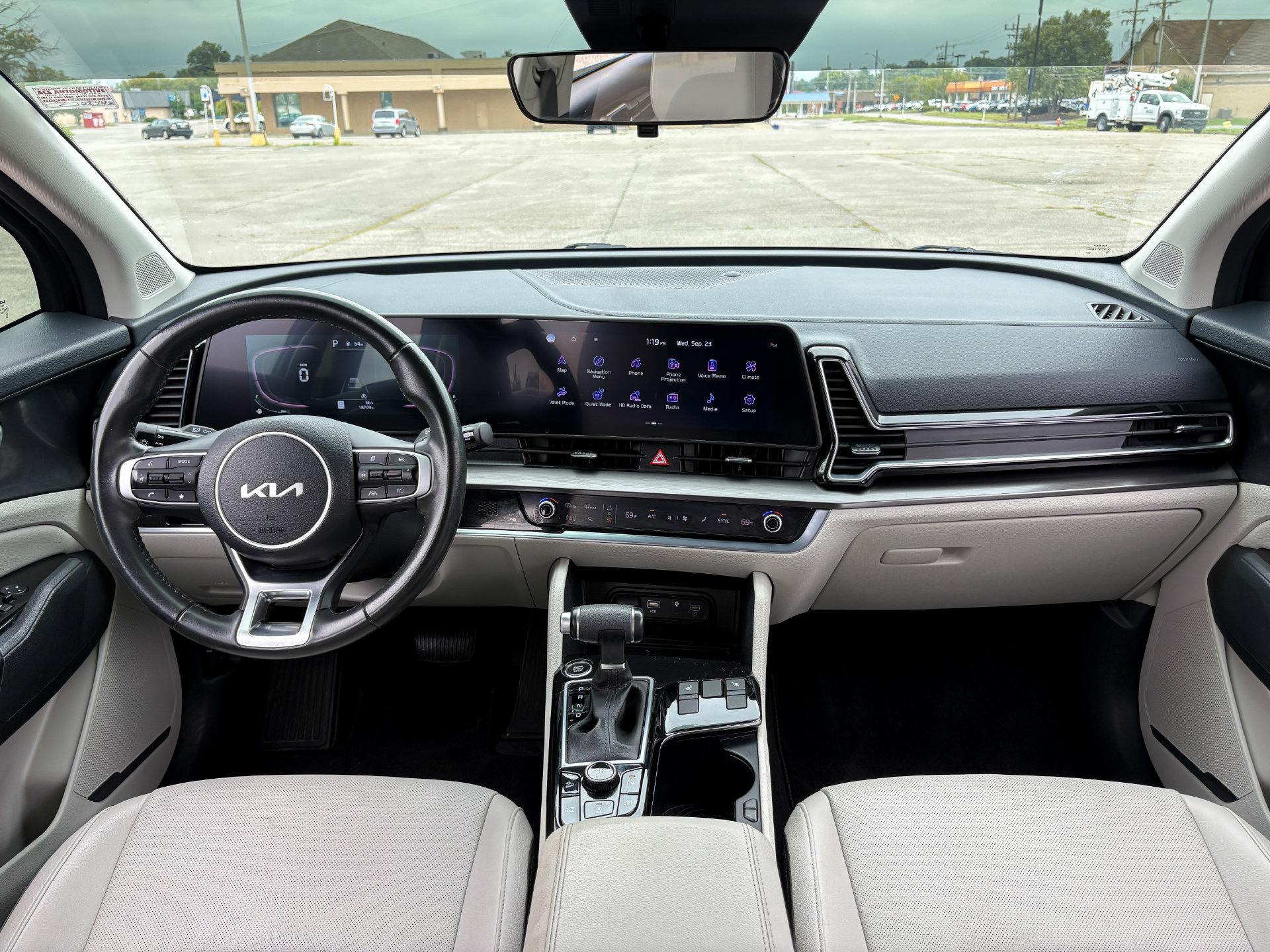 Used 2024 Kia Sportage EX FWD image 2