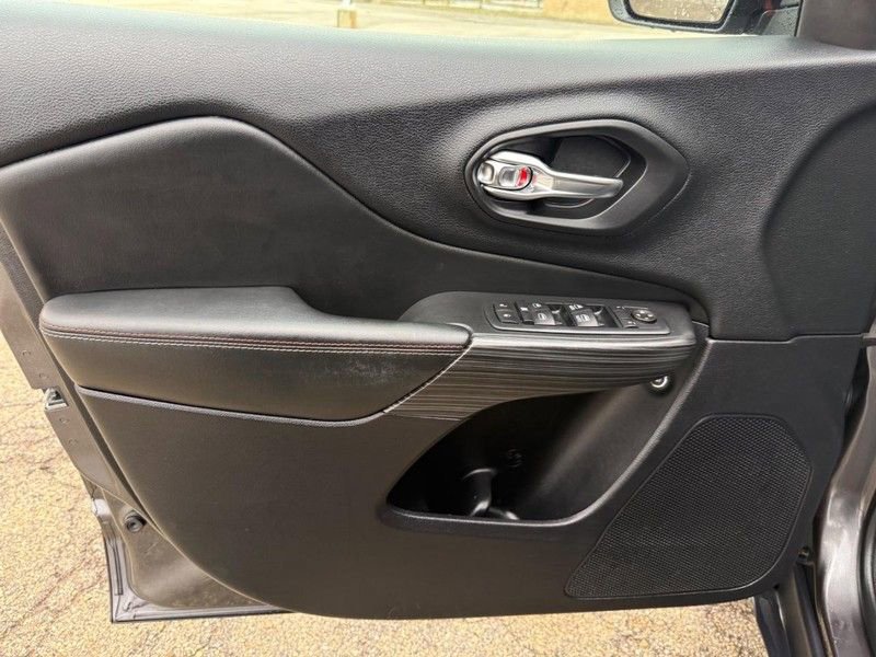 Used 2017 Jeep Cherokee Latitude w/ Comfort/Convenience Group image 19