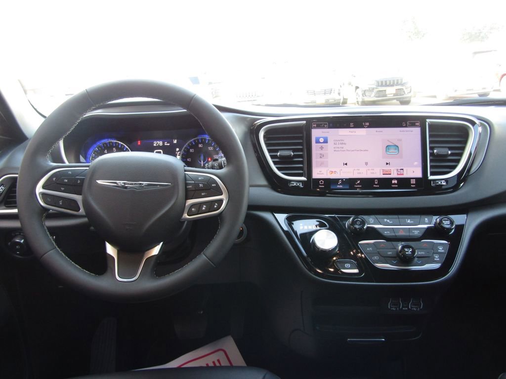 Used 2025 Chrysler Pacifica Select FWD image 5
