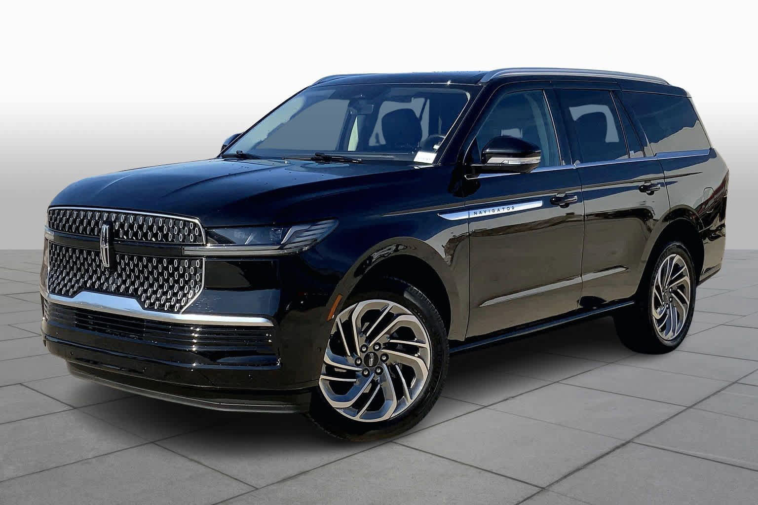 Used 2025 Lincoln Navigator Reserve AWD/4WD image 2