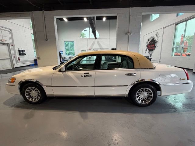 Used 2000 Lincoln Town Car Executive RWD image 33