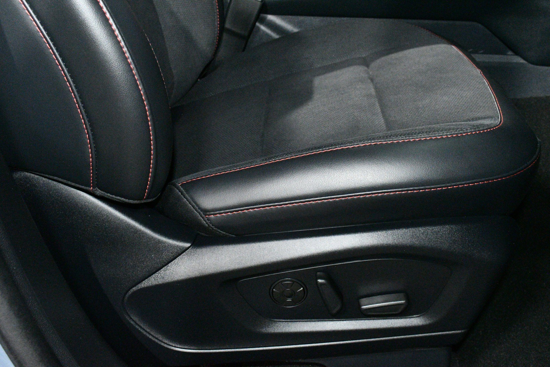 Used 2025 Ford Explorer ST w/ Sun And Sound Package image 14