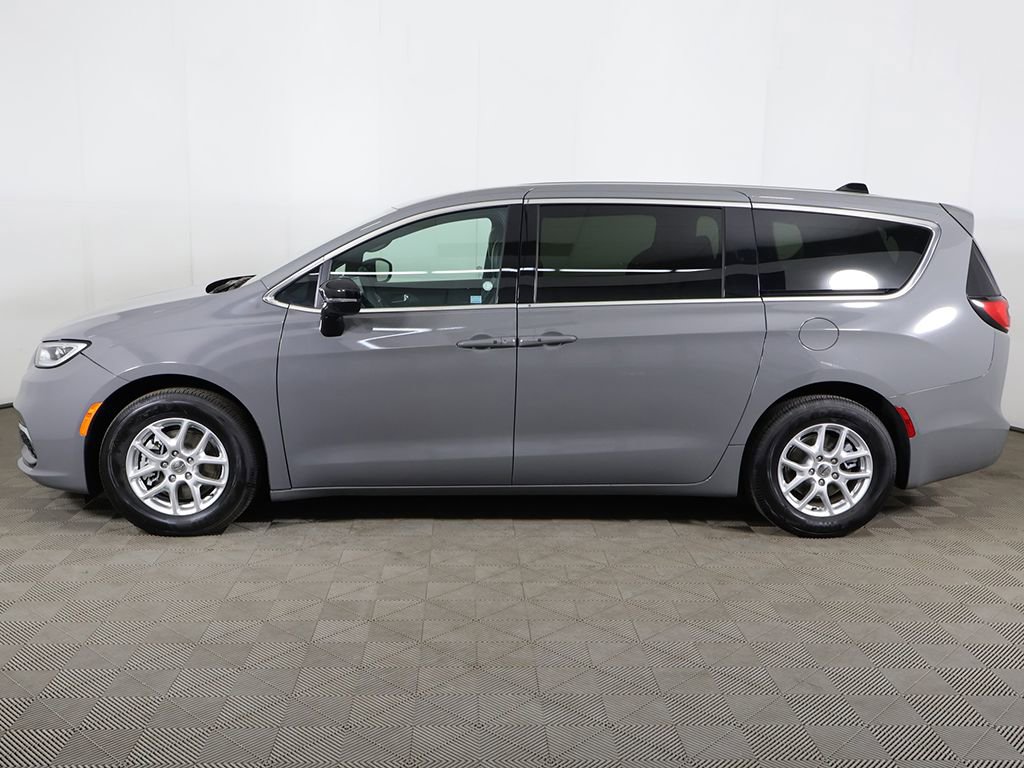 Used 2025 Chrysler Pacifica Select FWD image 18