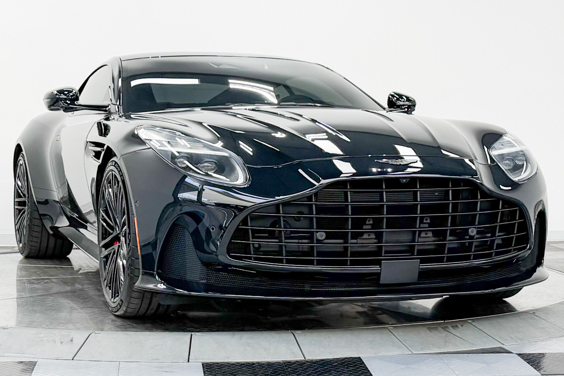 Used 2024 Aston Martin DB12 Coupe RWD image 3