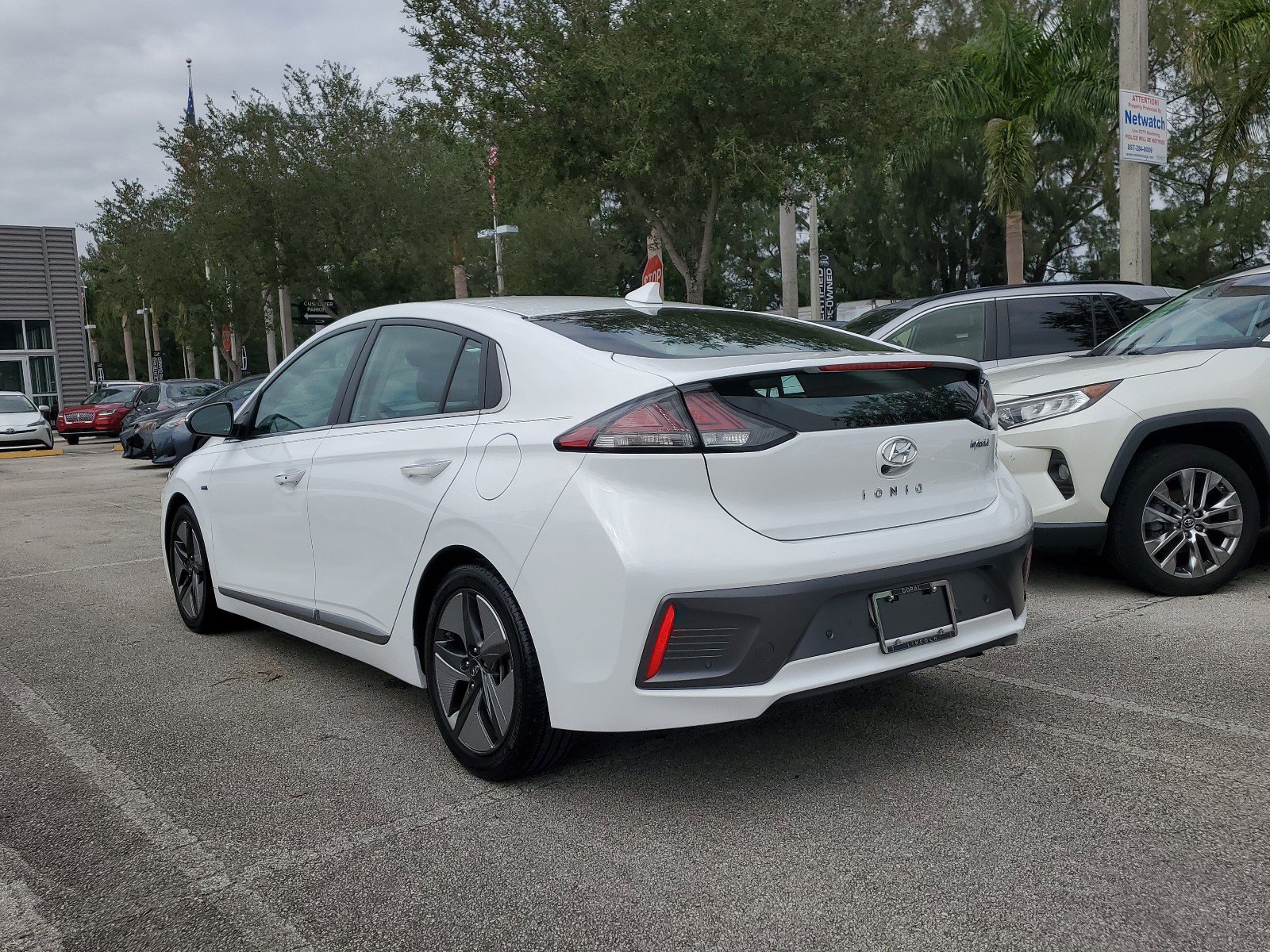 Used 2020 Hyundai Ioniq Limited image 4