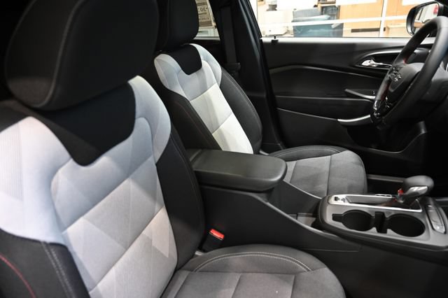 New 2026 Chevrolet Trax RS w/ Sunroof Package FWD image 8