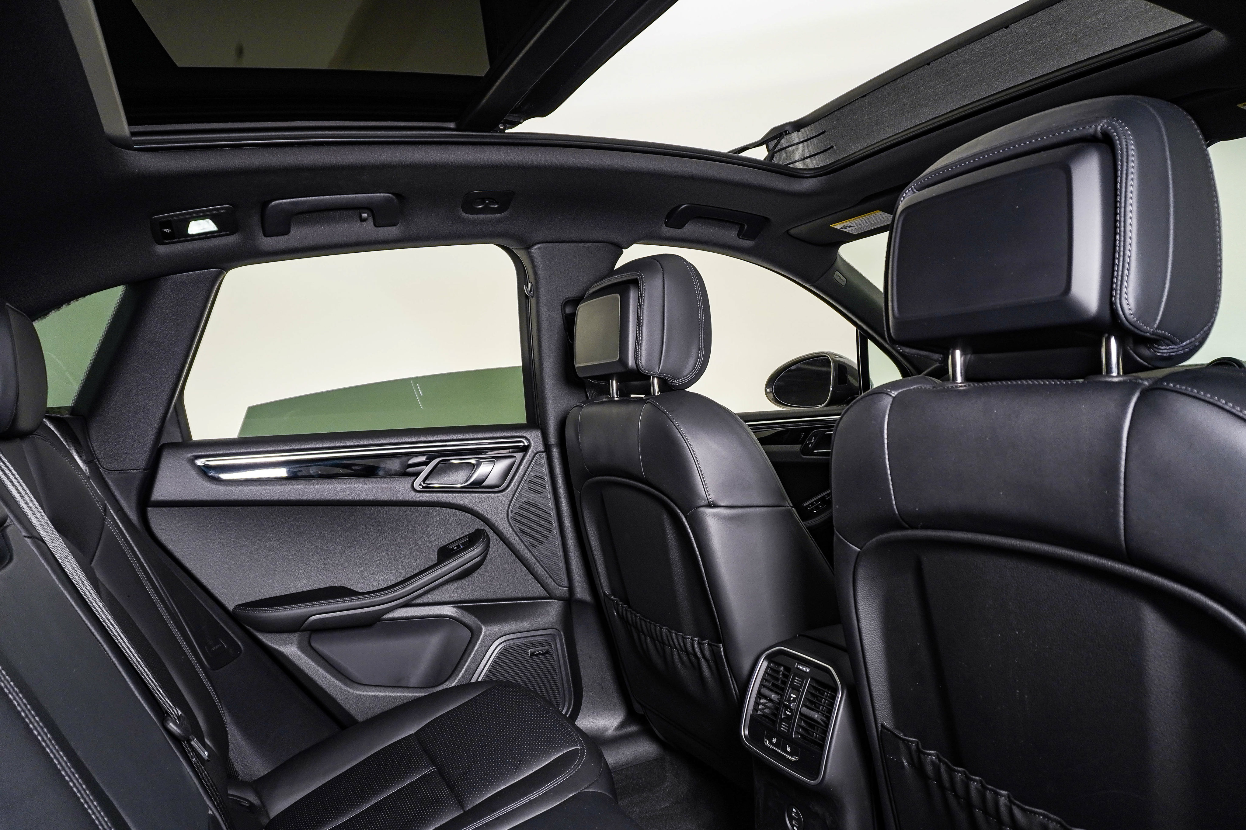 Certified 2026 Porsche Macan Turbo AWD/4WD image 19