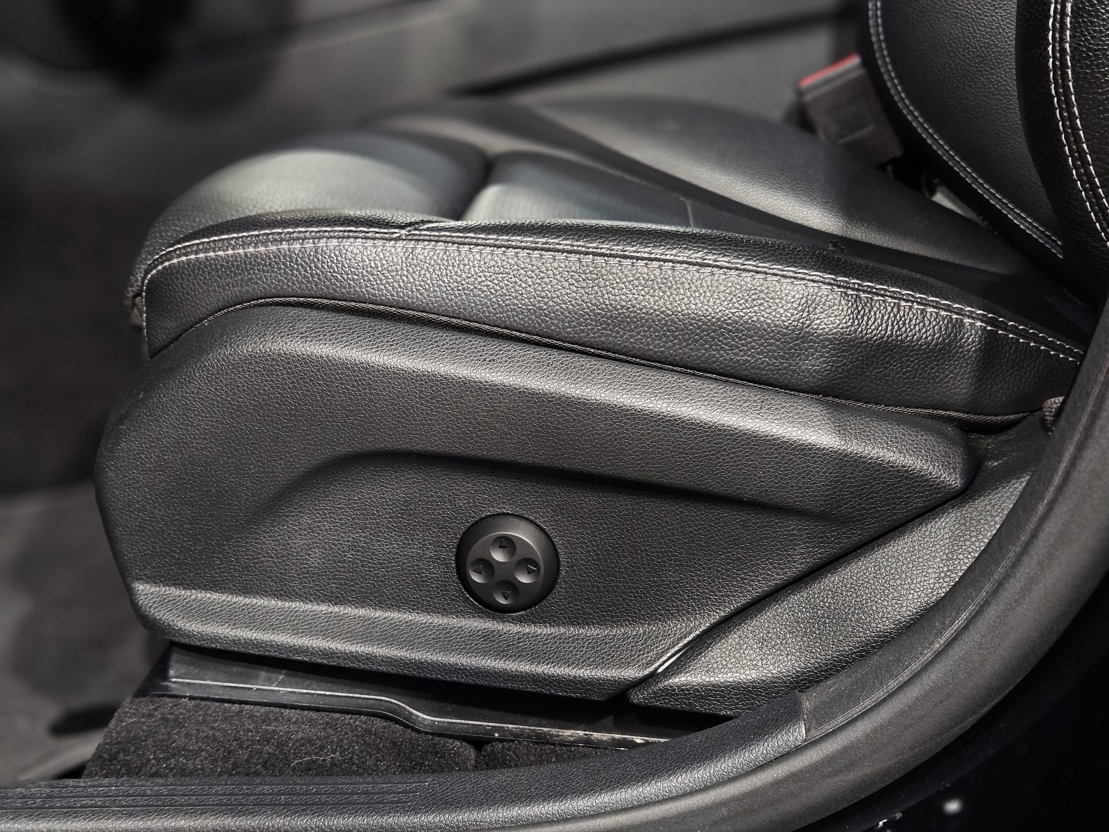 Used 2021 Mercedes-Benz GLC 300 4MATIC Coupe image 23