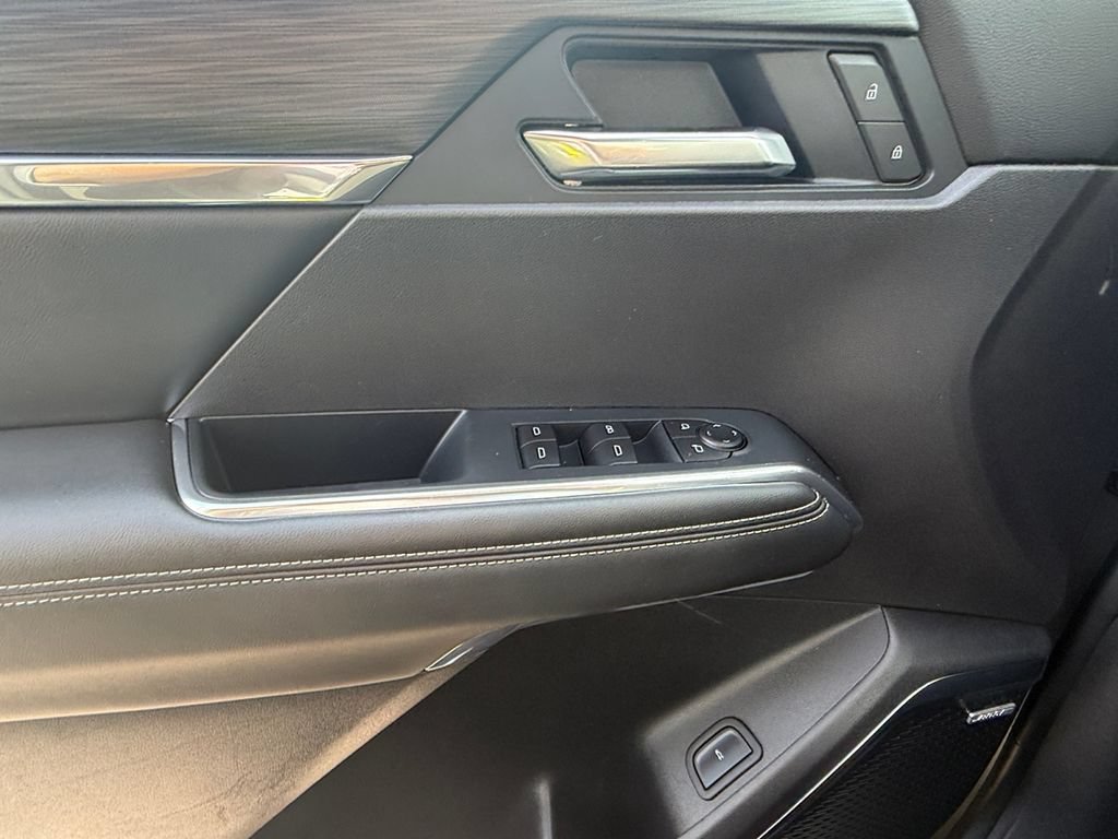 Used 2025 GMC Acadia Elevation FWD image 11