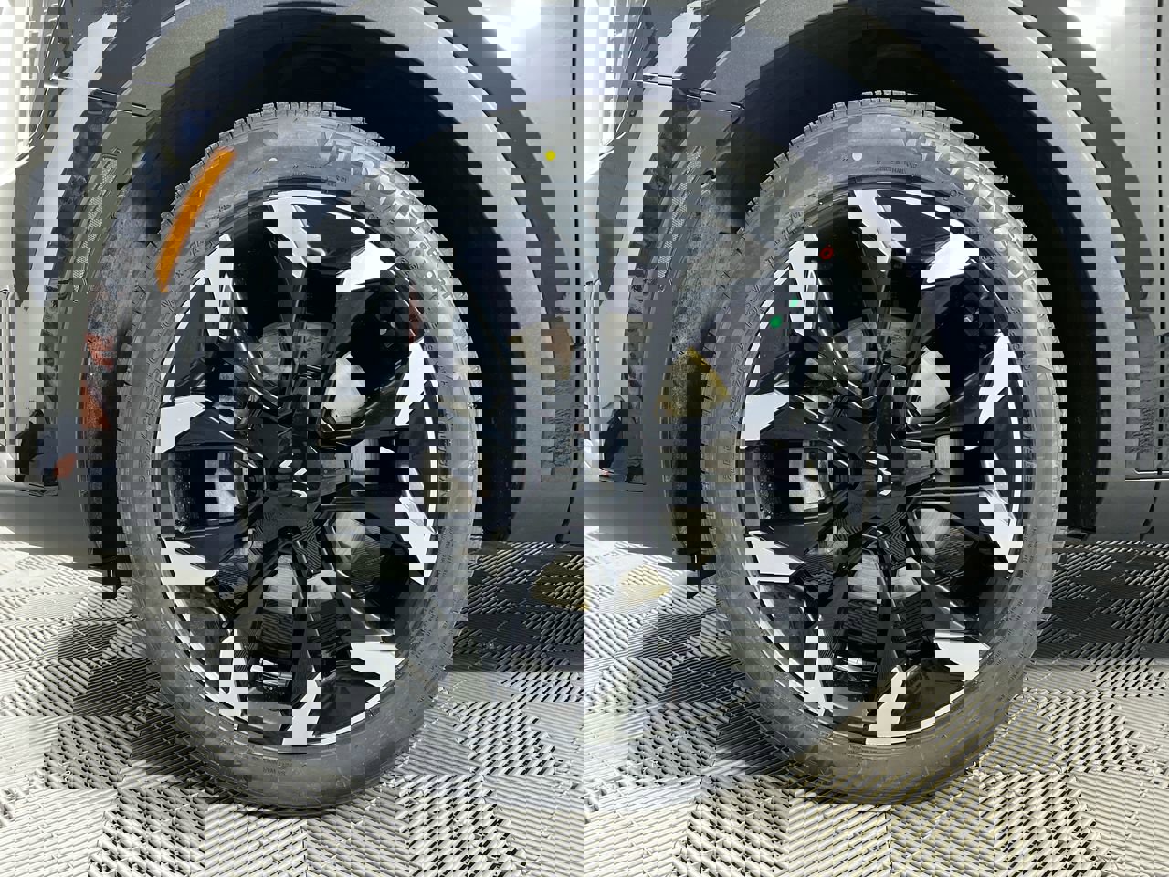 Certified 2025 Kia Sorento EX w/ Panoramic Sunroof Package image 11