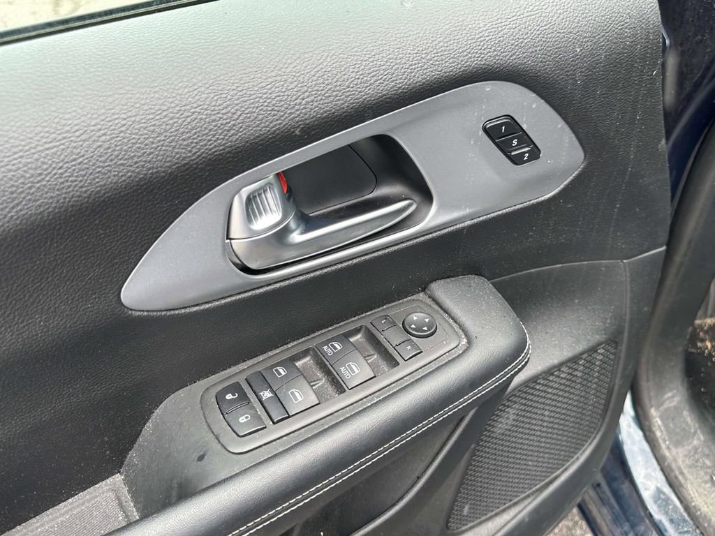 Used 2023 Chrysler Pacifica Touring-L w/ S Appearance Package FWD image 17